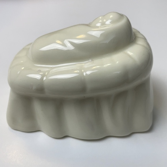 House Of Lloyd 1998 Christmas Around the World Baby in Manger porcelain figure - Picture 2 of 8